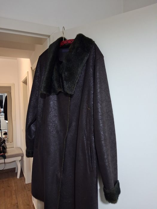 Vand haina din piele foarte eleganta , aseamana a fi cojoc