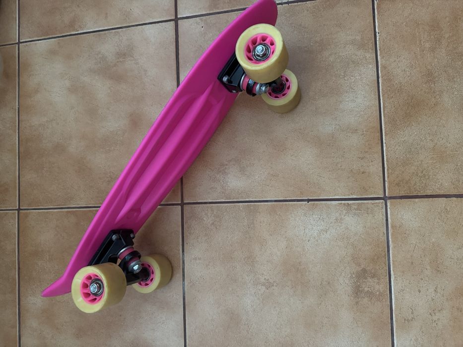 Skateboard roz fete