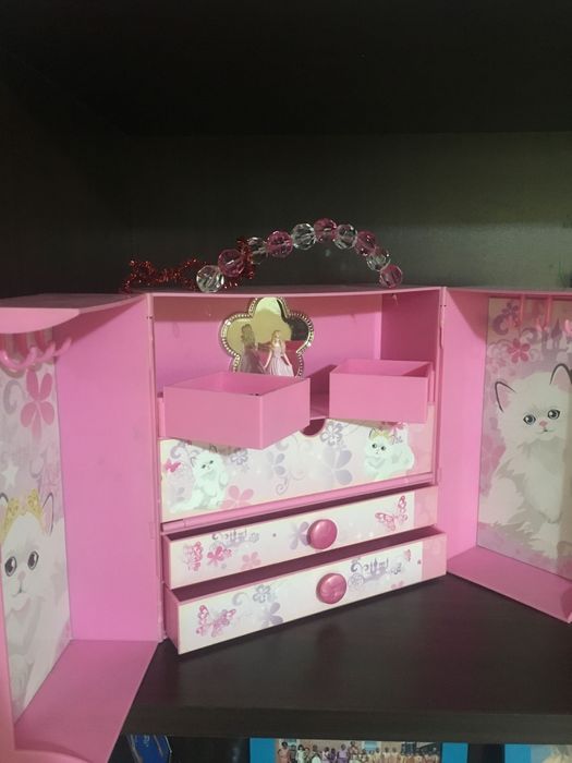 Barbie, играчка-гардероб. Размер 20х21 см.