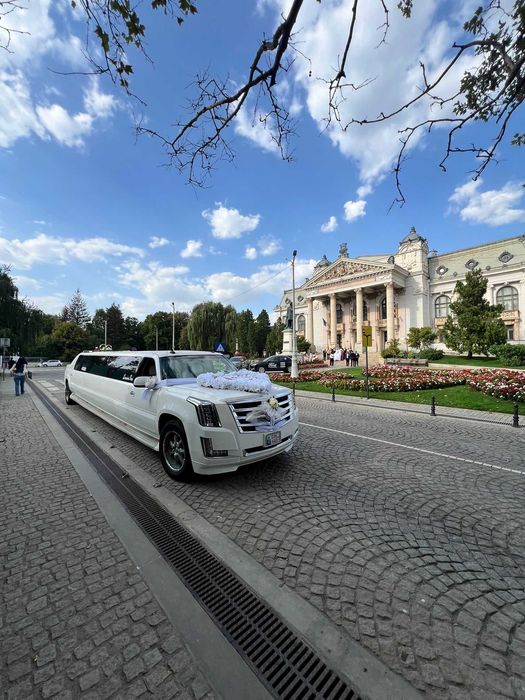 Limuzina Hummer H2 de inchiriat Inchiriez Limuzina Hummer H2