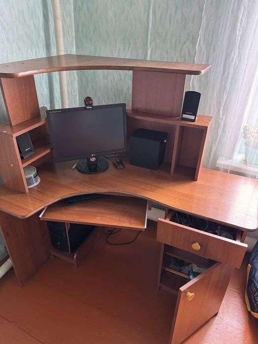 Продам компьютерный стол
