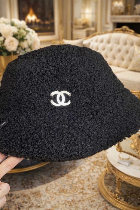 chanel  двулицева черна шапка с периверия пухкава нова шанел унисекс