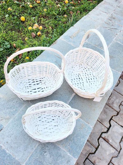 Овални бели и кафяви плетени кошници