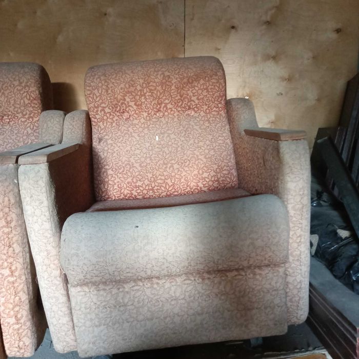 Екі бөлме креслосы сатылады