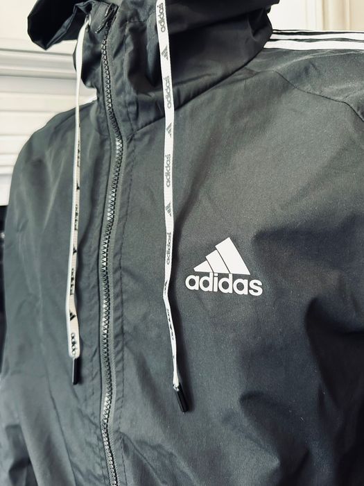 Geci impermeabile,  anti vânt și potrivite pentru zilele ploioase