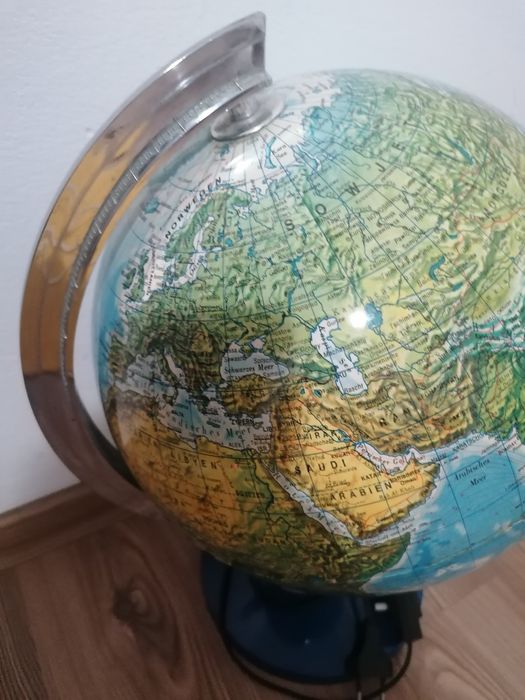 Glob pământesc iluminat cu piedestal și meridian