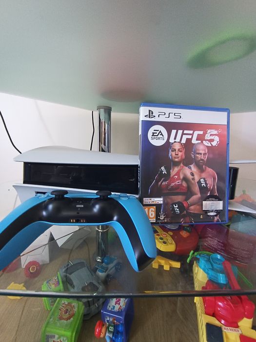 Пс 5 с джойстиком и игра UFC 5