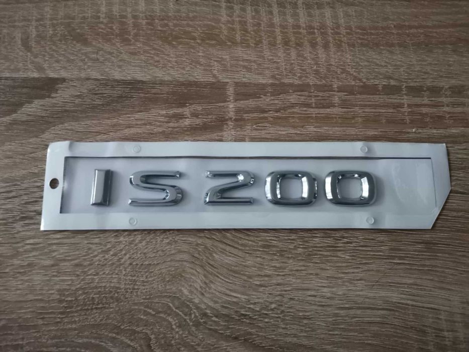 сребрист надпис Lexus IS 200