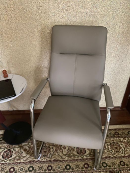 Продам Стулья 8 штук