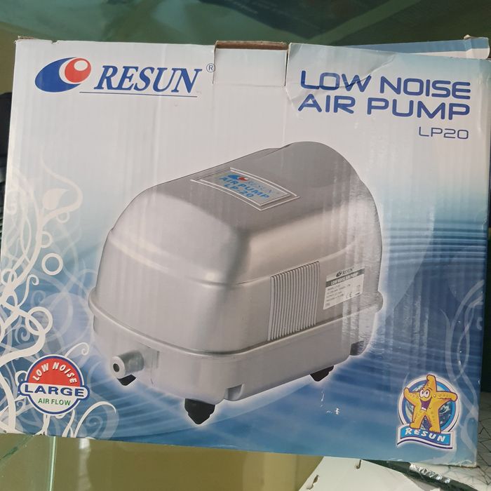 Raft cu acvarii pentru pești