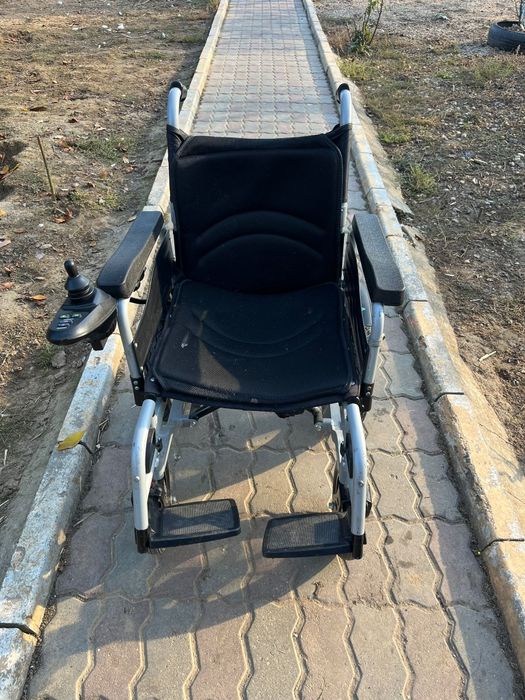 Cărucior persoane cu dizabilități aproape nou
