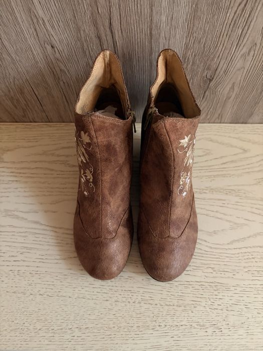 Подарявам Нови дамски обувки на марката SACHA  37-ми номер