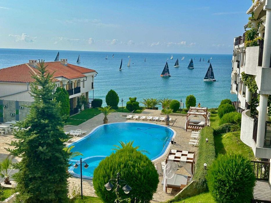 Просторен тристаен апартамент, Първа линия, Гледка море