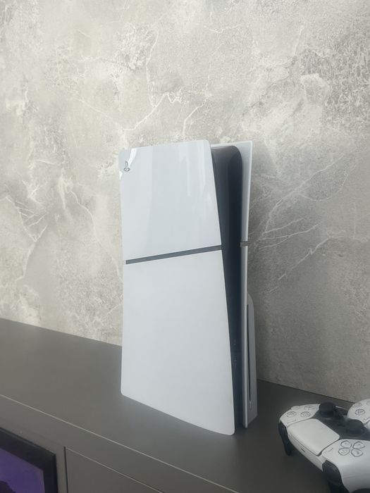 Продавам playstation-5 с над 15игри