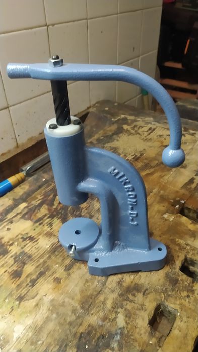 продавам преса за обличане на копчета