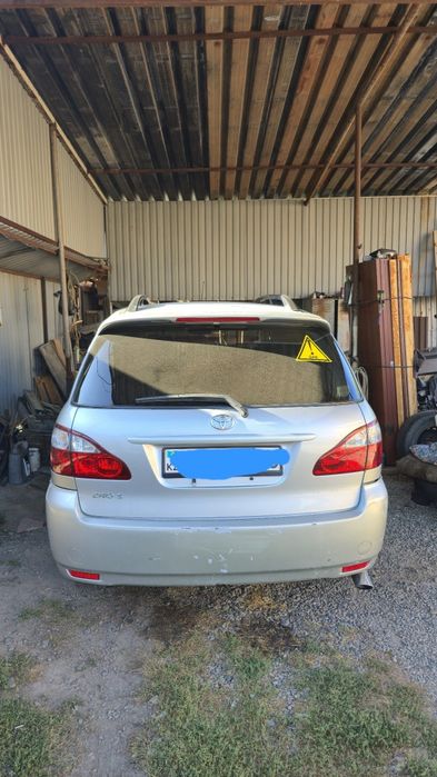 Продам машина тайота авенсис версо