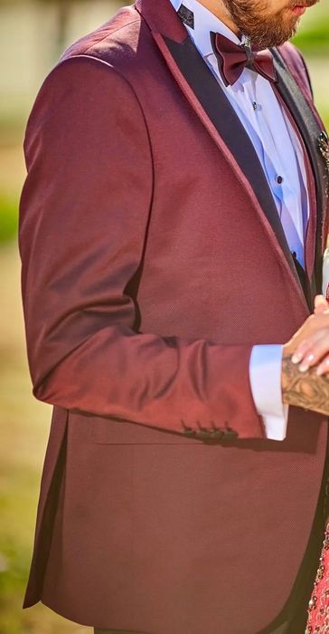 Официален мъжки костюм в цвят бордо