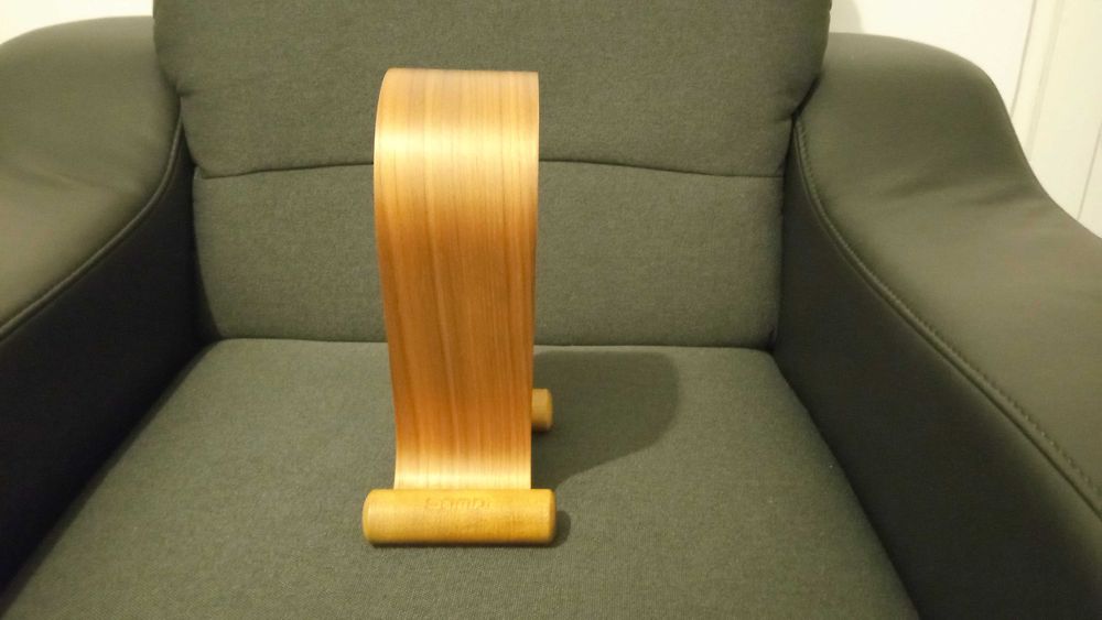 Suport stand casti din lemn de culoare inchisa