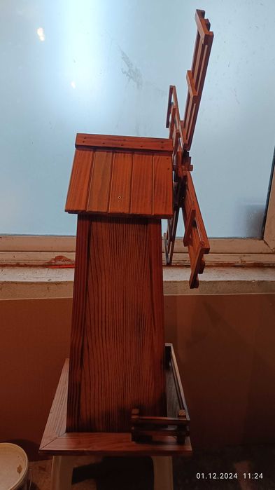 Продавам декоративна дървена мелница.