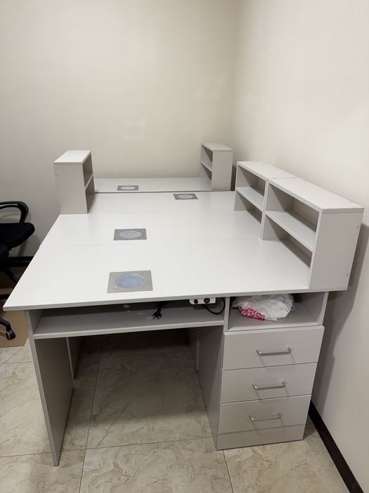 Маникюрный стол новый