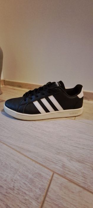 Vând 4 perechi de adidași