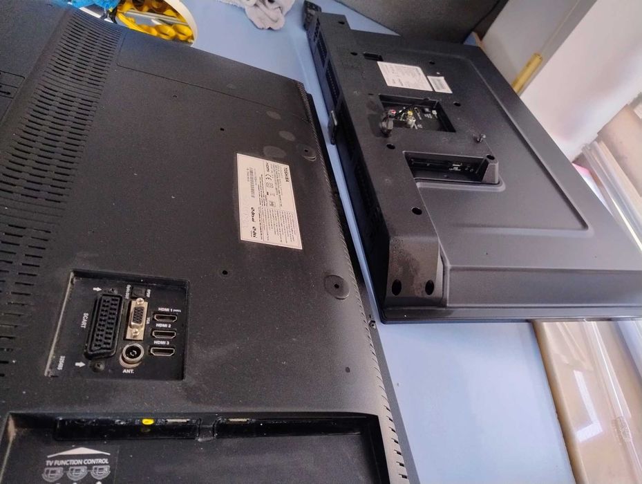 doua TV Led 81cm (32") Philips si Toshiba, defecte