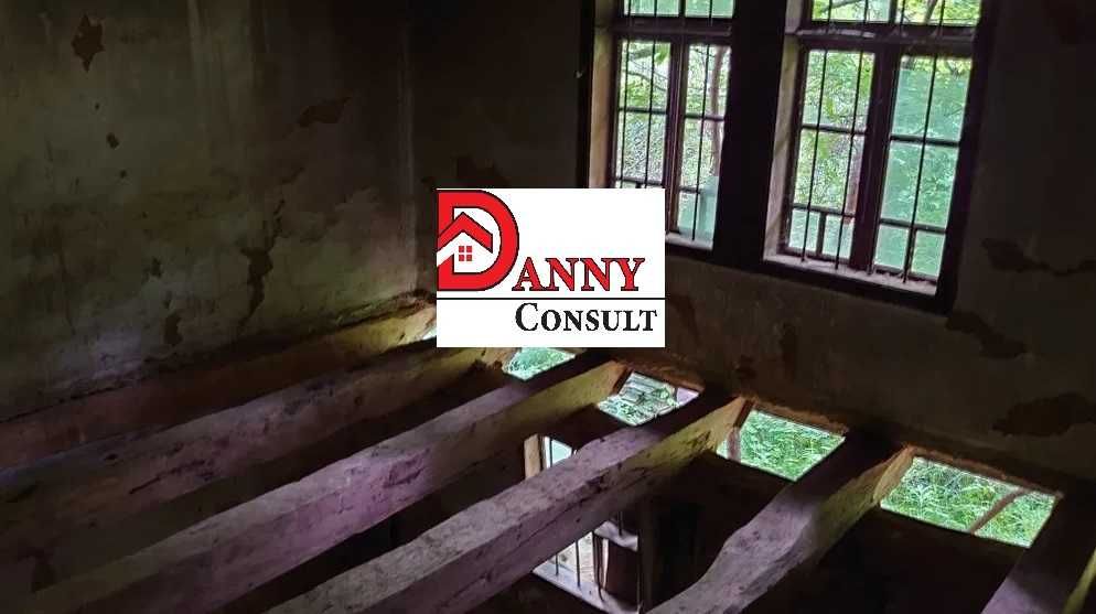 Стара къща с двор в с. Врабците