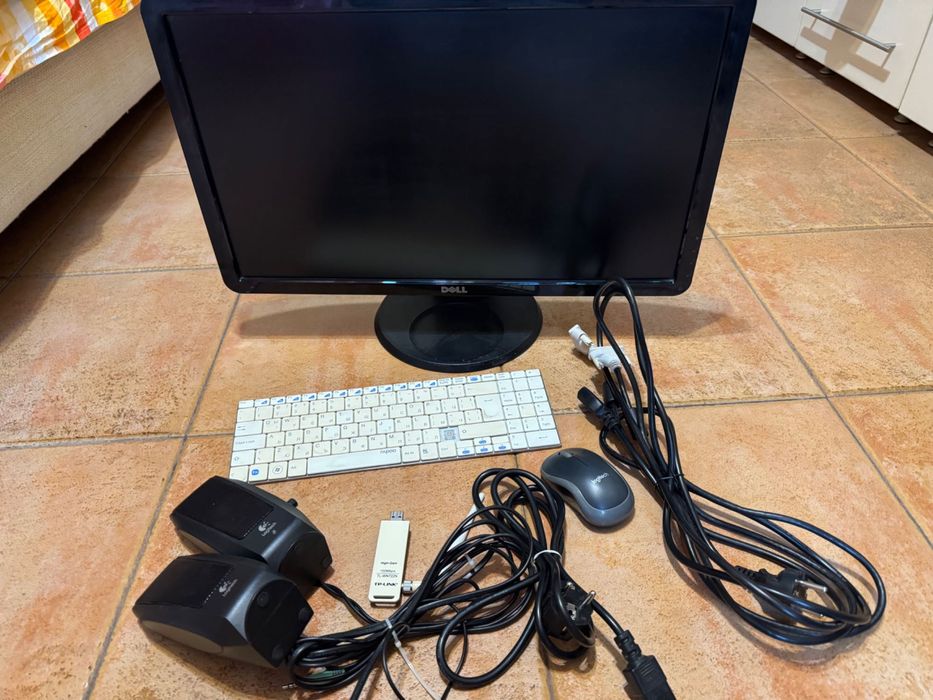 Компютърна конфигурация с инсталиран Windows 10 Pro ,с wifi модем.