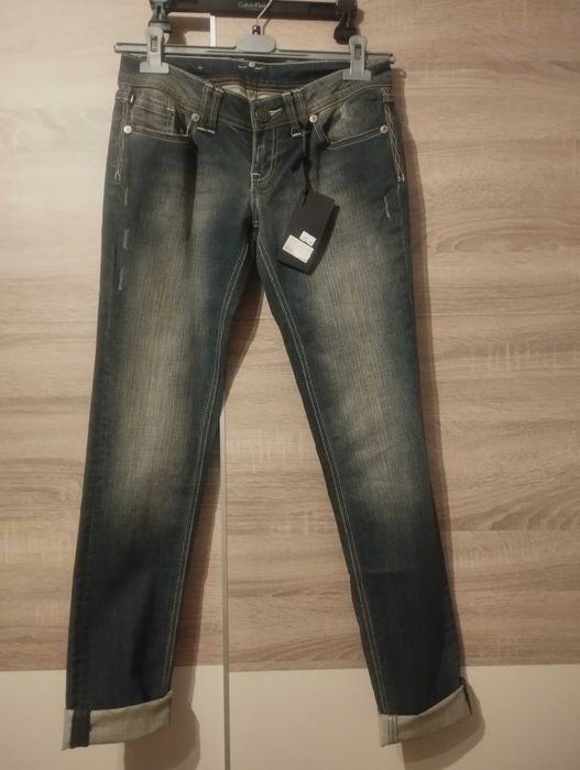 Продавам нови дънки с ниска талия