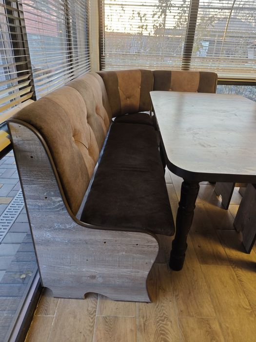 Кухонный уголок со столом