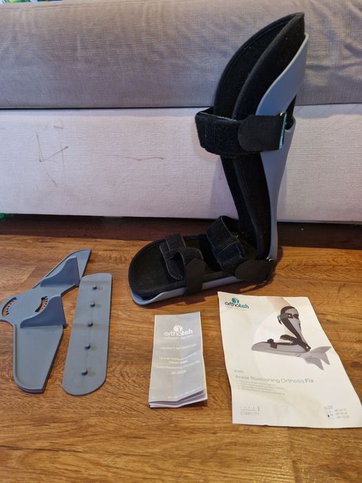 Продавам чистонови патерици и ортеза за фиксация на глезен