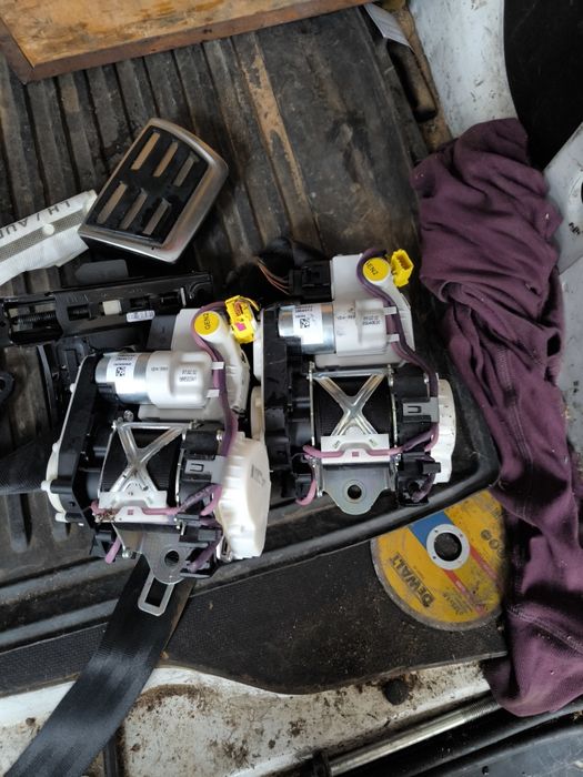 Самонатягащи колани Audi A8 D4