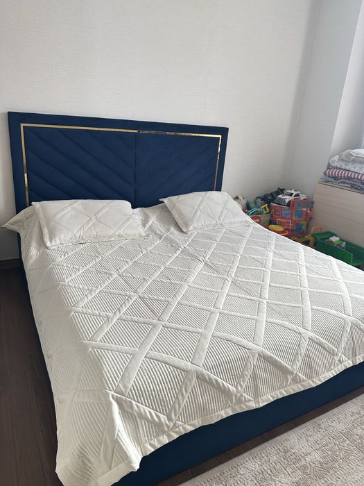 Продам двуспальную кровать