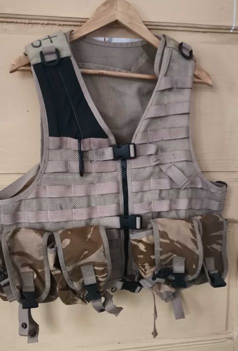 Vând vestă camuflaj desert