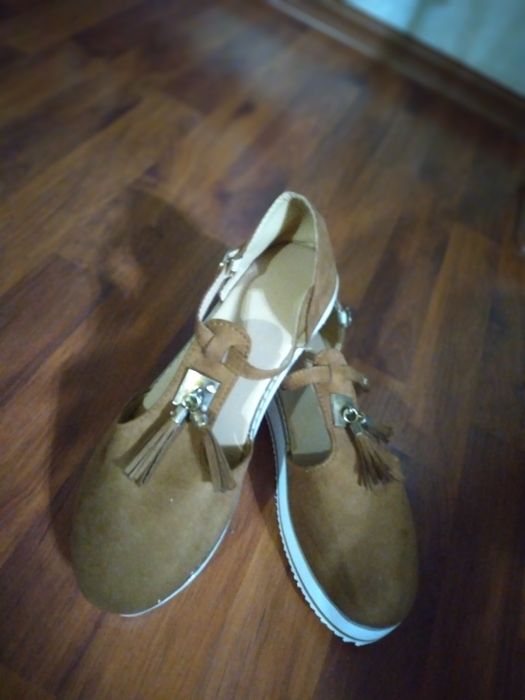 Ноаые летние босоножки 38