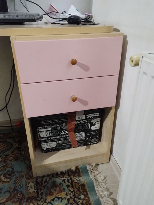 Vând birou fete, pe colț