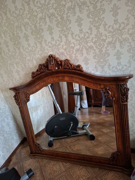 Продается Турецкий сервант с зеркалом