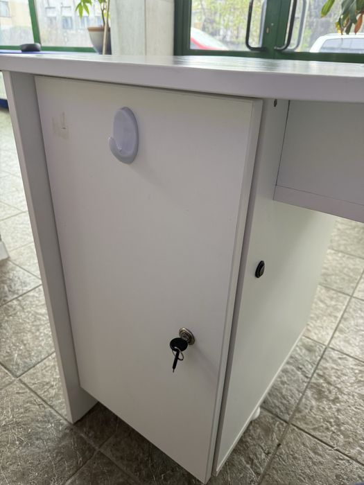 Birou manichiura cu aspirator incorporat