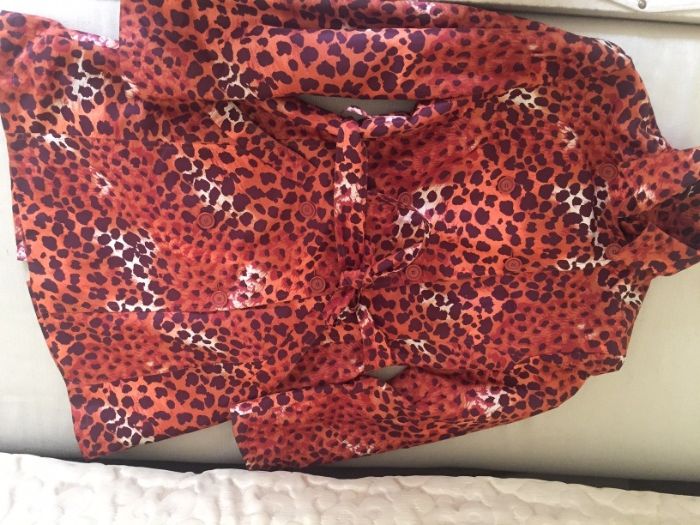 Продавам чисто нов шлифер марка BATTIBALENO