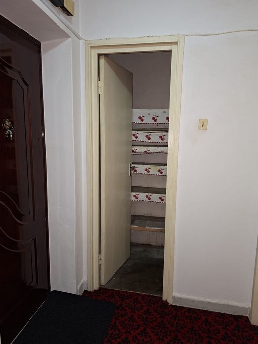 Vand apartament cu 3 camere in Dambu Pietros