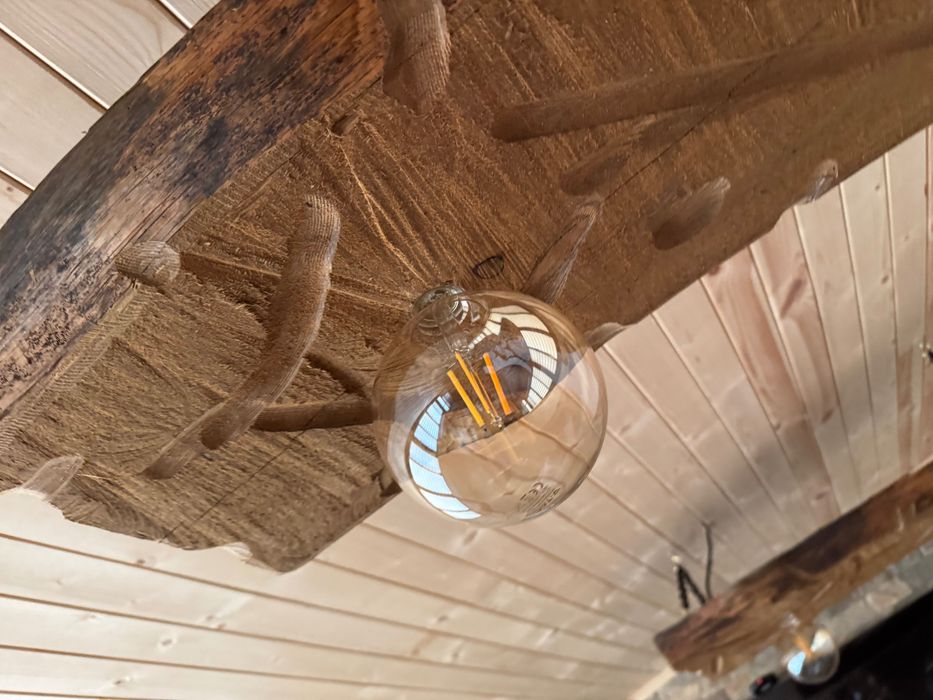 Ръчно изработен полилей от масивно дърво