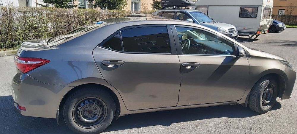 vând Corolla 1,33 benzină cu Gpl