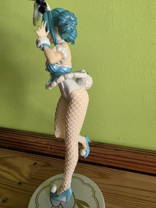 Продавам фигурки на Hatsune Miku и Frieren