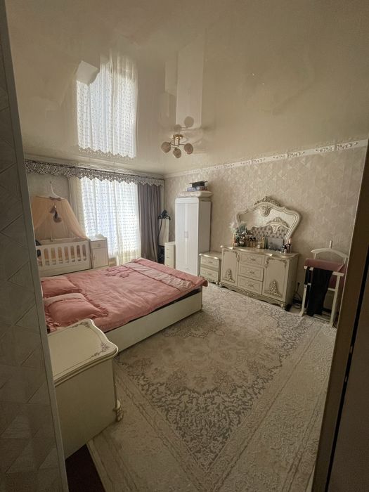 Янги Ўзбекистон Юқоричирчиқ туманида 8 хонали коттедж сотилади.