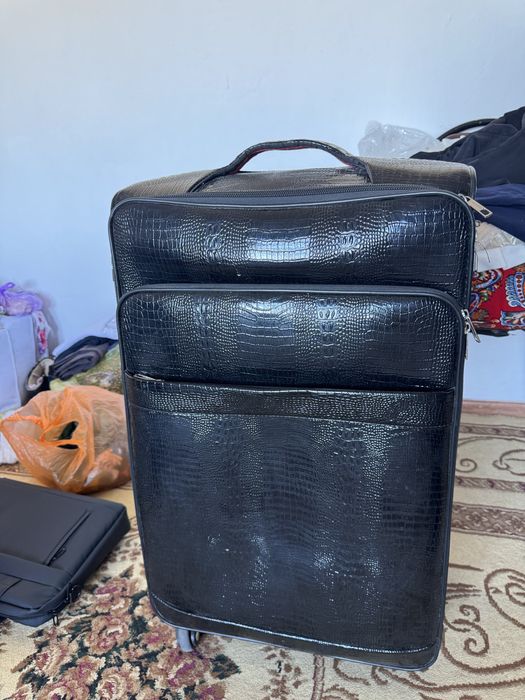 Большой кожный чемодан