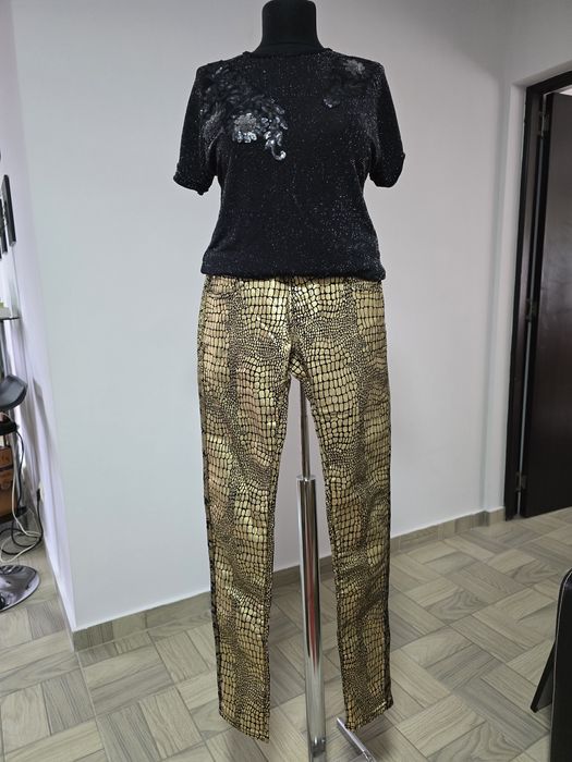 Blugi cu imprimeu snake print auriu, model superb