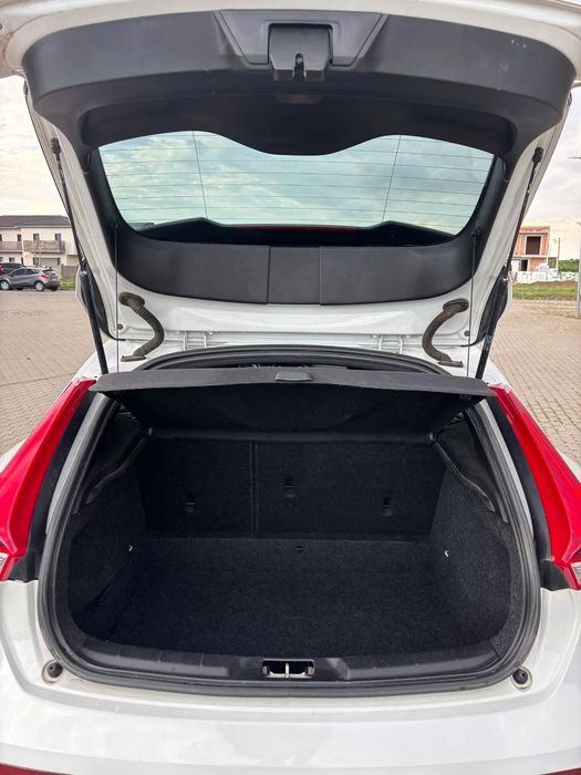 Volvo V40 D4 R Design 241hp