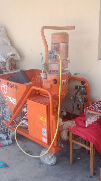 Închiriez mașina de tencuit  echipată