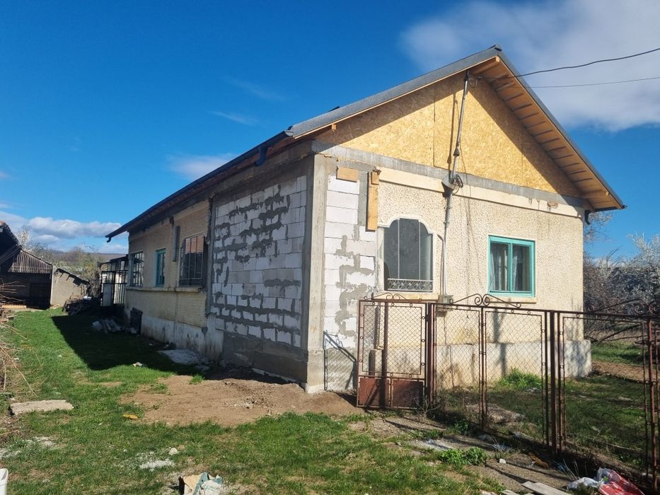 Vând casa Magureni