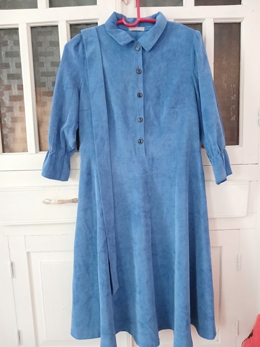 Ayollar koʻylagi. Matosi:vilvet Rangi :koʻk belida belbogʻi ham bor.